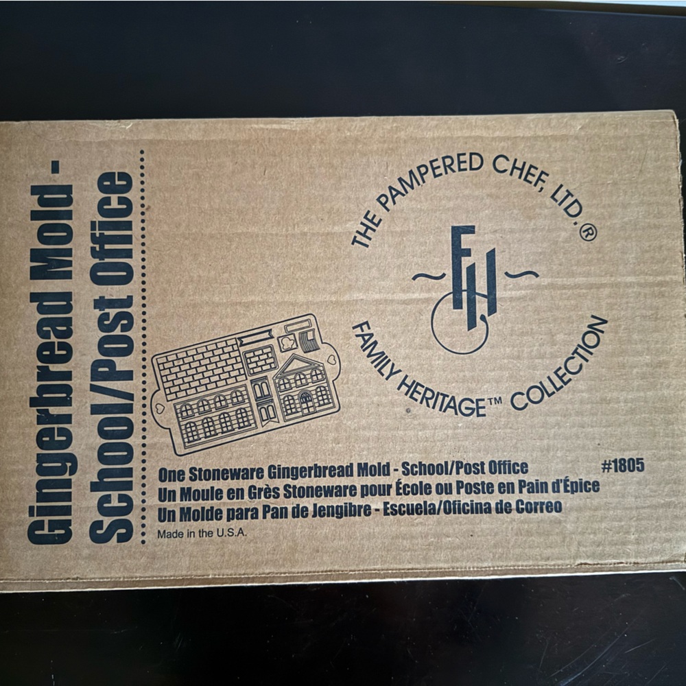 The Pampered Chef Stoneware Gingerbread School House Mold